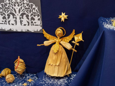 Папір як герой свята: у Києві показують ялинку з handmade-іграшками