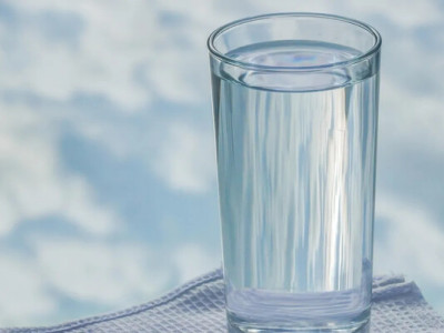 Склянка теплої води зранку: проста звичка, що змінює самопочуття 
