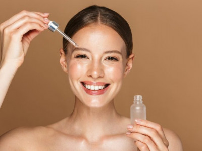Гіалуронові кислоти й вітамін B5: оптимальне поєднання для омолодження та відновлення чутливої шкіри