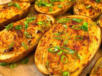 Як смачно приготувати фаршировану картоплю в духовці — просто та апетитно