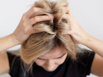 Лікарі назвали причини свербежу шкіри голови