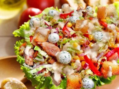 Хрусткий сирний салат з сухариками: смачно та ситно