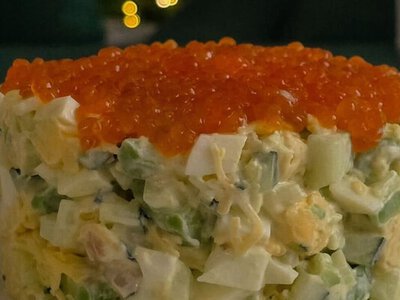 Додайте у святкове меню цей божественний салат з авокадо і креветками. Рецепт без заморочок