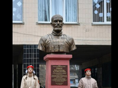 В окупованому Донецьку відкрили погруддя синові заступниці голови ЦРУ, який воював на боці росіян і якого ліквідували ЗСУ