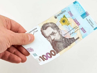 У яких магазинах можна купити продукти і товари за зимову 1000 гривень 