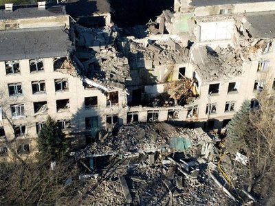 Росіяни зруйнували на Донеччині чергову 5-поверхівку та пошкодили цивільні автівки