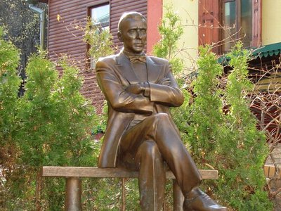 В Києві демонтують пам'ятник Михаїлу Булгакову