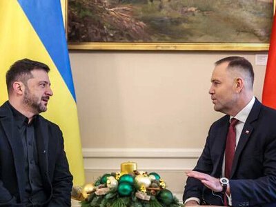 Президент Польщі подарував Зеленському двотомник Документи Волинського злочину