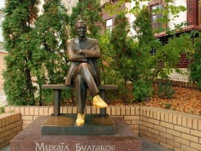 У Києві демонтують пам'ятники Булгакову та Ахматовій