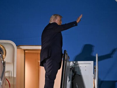 Повільний спуск літака та дивні рухи рук: користувачі обговорюють стан Трампа