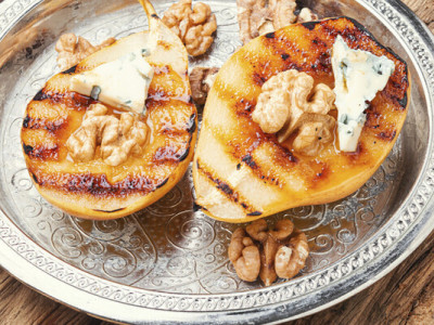 Тепла закуска на Різдво за 5 хвилин: як приготувати грушу з сиром і медом