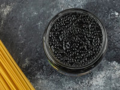 Забудьте про дорогі баночки: як зробити «чорну ікру» на Новий рік всього з 6 інгредієнтів 