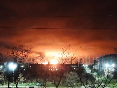 Ось таке огнище... Після атаки дронів горить великий НПЗ на півдні РФ. Фото, відео