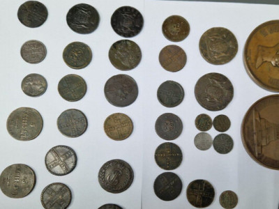 Іноземець намагався вивезти монети та медалі з України