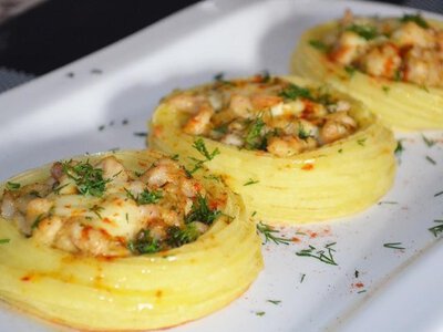 Ніжно та смачно: картопляні гнізда з грибами, в часниково-сметанному соусі