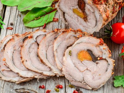 Секрет святкового смаку: незвичний рулет зі свинини з чорносливом