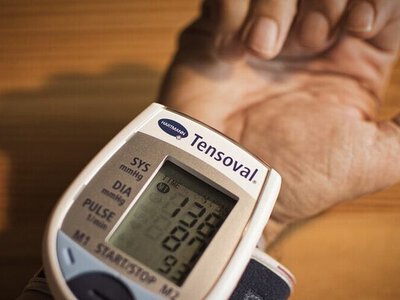 Чому густішає кров: лікарі назвали головну причину серцевих нападів у літньому віці