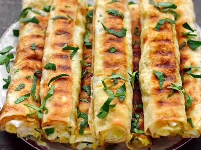 Хрусткі зовні і ніжні всередині: готуємо сирні трубочки з лаваша та яєць для швидкого перекусу