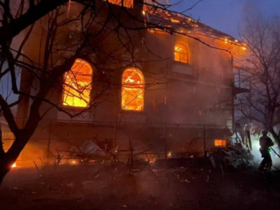 Пожежі, пошкоджені авто та будинки: фото наслідків атаки рф на Київ