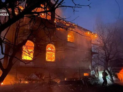 У Києві в Дарницькому районі горять багатоповерхівка та приватні будинки: що відомо