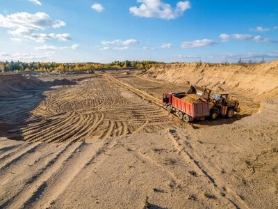 Експансія Ахметова на Закарпаття: навіщо UMGI скуповує родовища глини вдесятеро дорожче за ринок