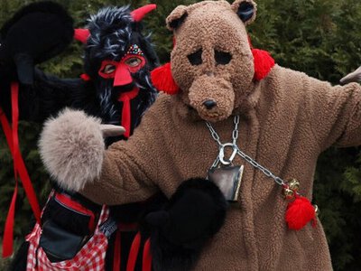 Рядяться в чортів, водять козу і пірнають в ополонку: українські звичаї від Маланки до Водохреща