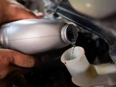 Що відбувається з гальмівною рідиною через 2–3 роки і чому її важливо вчасно міняти