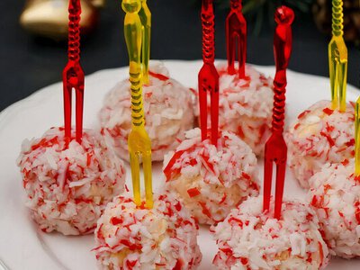 Сформуйте кульки з маси із крабових паличок – і отримаєте найсмачнішу закуску. Швидкий рецепт