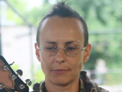 Божевільна прихильниця руського миру здійснила наругу над прапором України