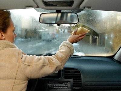 Як запобігти замерзанню лобового скла з середини авто