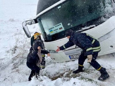Сніг, вітер і ожеледиця: Україну накрила небезпечна негода