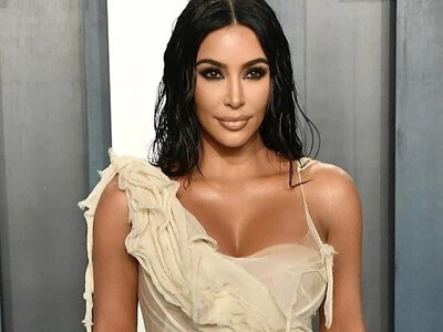 Кім Кардаш'ян зачарувала спокусливими формами у оксамитовій сукні