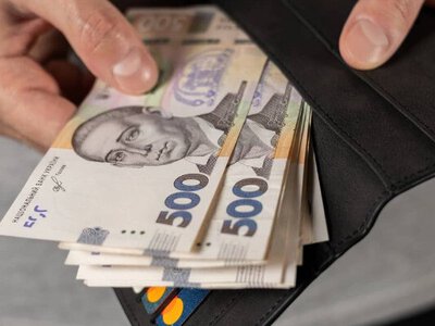 Підвищена зарплата та ще 4000 гривень до неї: кому змінять оклад з першого дня 2026 року — PMG.ua