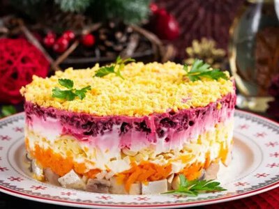 Оселедець під шубою: які інгредієнти не варто додавати, щоб салат був ніжним