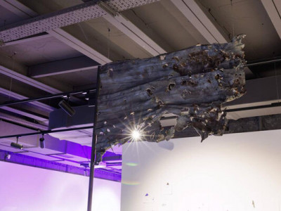 Український художник створив інсталяцію-прапор з уламка обстріляної ТЕС ДТЕК