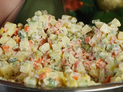 Ви ще встигаєте приготувати цей неймовірний салат на новорічний стіл. Просто наріжте й змішайте