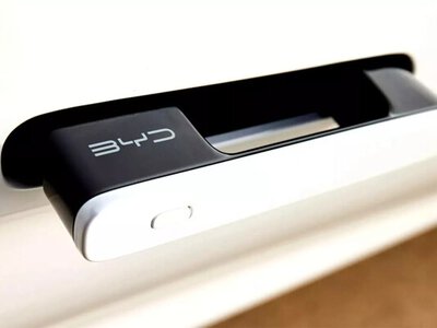 Висувні дверні ручки в автомобілях буде заборонено: де так вирішили і чому