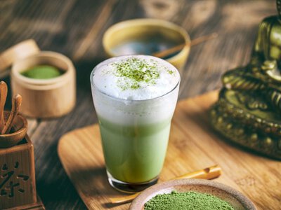 Популярний японський напій матча: користь, ризики та як її правильно споживати