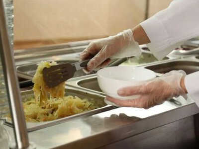 З вересня 2026 року всі школярі України будуть харчуватися безкоштовно: що відомо