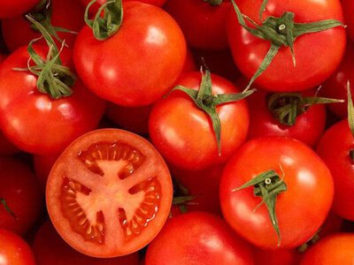 Передсвятковий ажіотаж розігрів ринок: в Україні різко зросли ціни на тепличні помідори