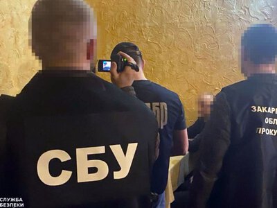 На Закарпатті правоохоронці затримали інспектора митниці з хабарем в руках