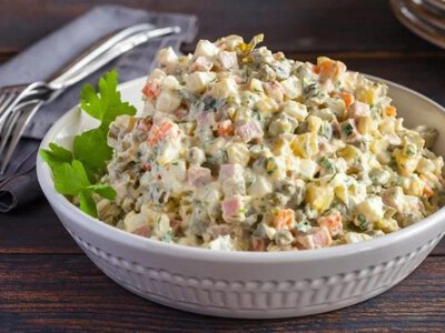 Скільки можна зберігати новорічні страви — чи можна ще їсти олів'є та холодець