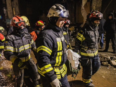 З-під завалів зруйнованого російською ракетою будинку в Харкові витягли тіла двох людей