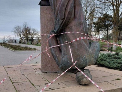 Під Феодосією через негоду впав пам'ятник Леніну