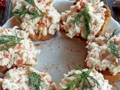 Швидка закуска на кожен день: намазка з крабових паличок, моркви та сиру