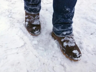 Взуття перестане ковзати за 2 хвилини: як простий кухонний засіб рятує в ожеледицю 