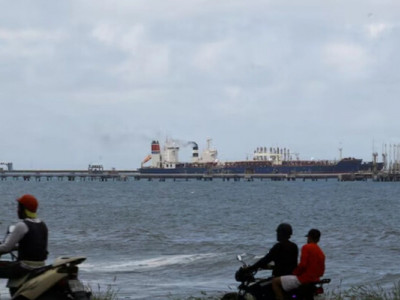 Світові ціни на нафту знижуються попри затримання Мадуро через надлишок сировини у світі