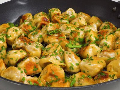 З чим ще можна їсти пельмені крім сметани, масла та оцту: 15 ідей