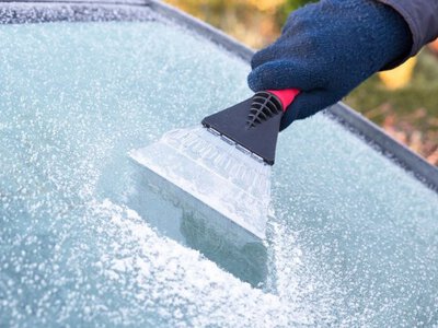 Ніколи не розморожуйте так лобове скло авто: воно може тріснути