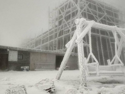 Біла смерть у Карпатах: Піп Іван засипає снігом, видимість нульова, а мороз тисне до -12°C!